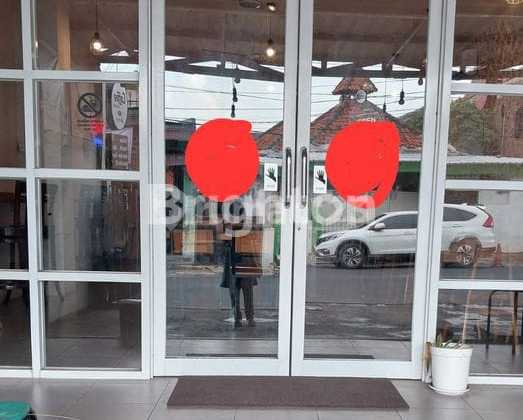 The active restaurant is located in a very busy and strategic area in Kutissri, near Petra University. 2