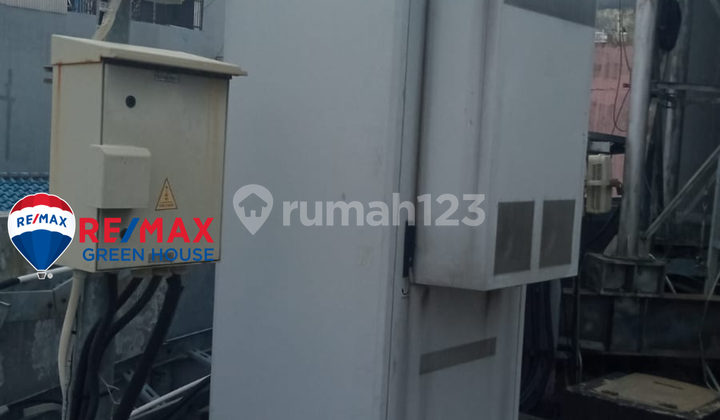 For Sale: 3.5-Story Shop House, Facing Inside the Complex, Two-Car Road Frontage.