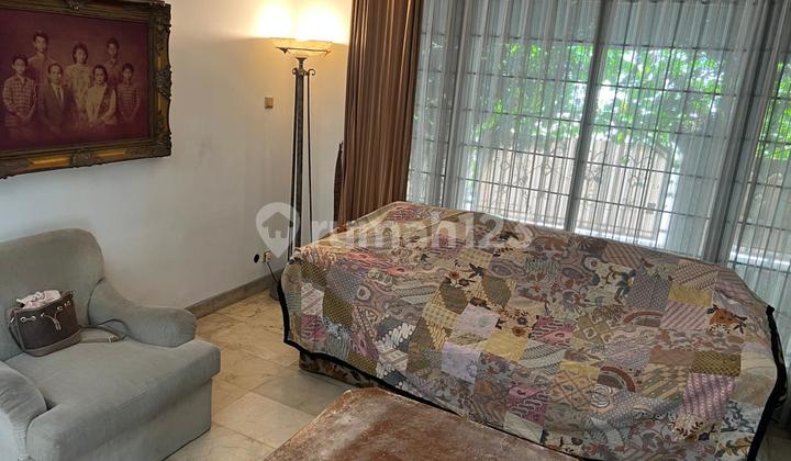 Selling a Hook House in Tomang Row, 2 Car Street 2