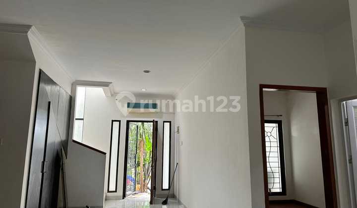 Rumah 2 Lantai Srategis di Emeral Bintaro 2