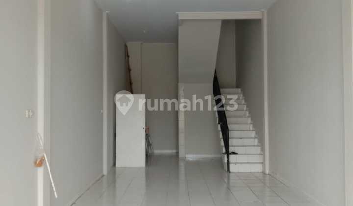 Strategic 3-Story Shop House in Petukangan Selatan, South Jakarta 2