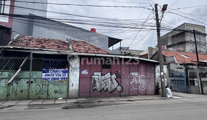 Rumah Tua Hitung Tanah SHM Lokasi Depan Jalan Raya Utama