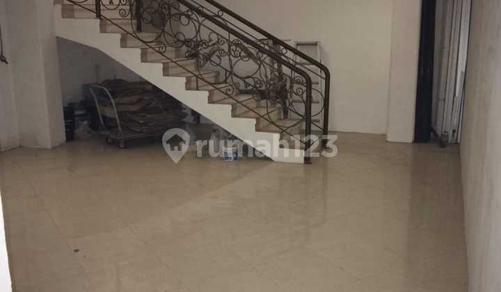 Showroom Shop House Gentengkali Near Tunjungan Siola, Central Surabaya 2