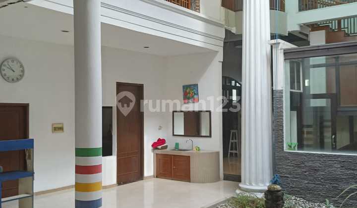 Rumah Model Klasik Area Darmo Surabaya Pusat 2