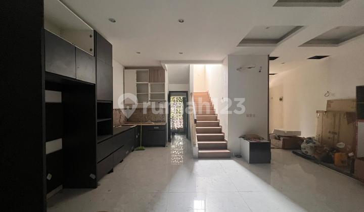Quick Sale 3-Story House in Sutera Victoria Alam Sutera, South Tangerang 2