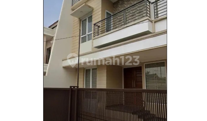 Newly Built 3-Story House Never Occupied in Meruya, West Jakarta