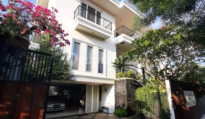 Ready-to-Occupy House in Kemanggisan, West Jakarta Complex