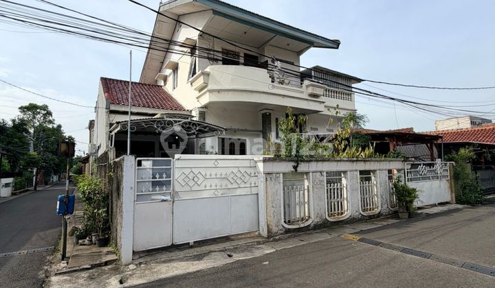 Rumah Luas Hoek Bebas Banjir di Kelapa Dua Kebon Jeruk