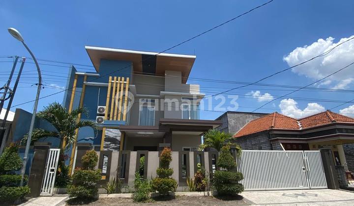 Luxury Ready-to-Occupy House with Freehold Certificate in Benjeng, Gresik