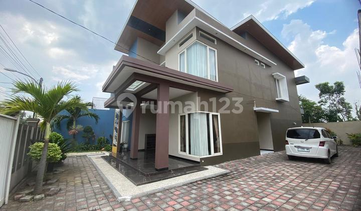 Luxury Ready-to-Occupy House with Freehold Certificate in Benjeng, Gresik