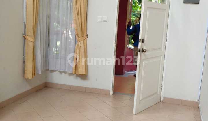 Ready-to-Occupy House Located in a Cul-de-sac with a Green Area Beside It 2