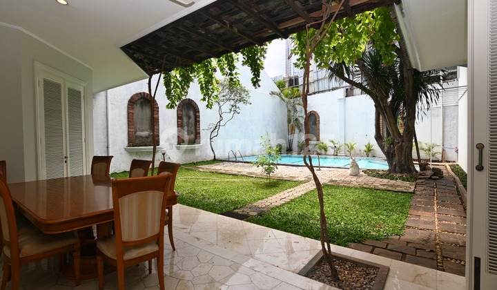 Disewakan Rumah Mewah Sangat Strategis Siap Huni di Menteng 2