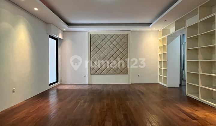 Disewakan Rumah Mewah dan Luas Sangat Strategis 2