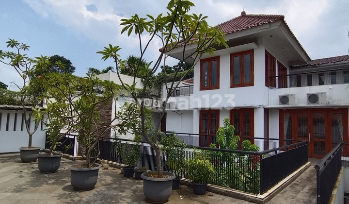 Disewakan Rumah Mewah Sangat Luas di Pondok Indah