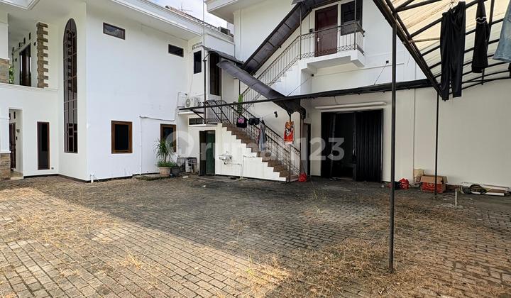 Disewakan Rumah Pinggir Jalan Cocok untuk Kantor