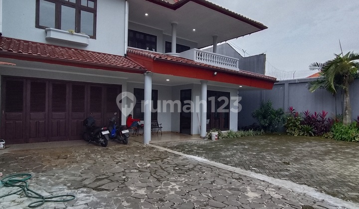 Disewakan Rumah dengan Parkiran Luas Cocok untuk Kantor