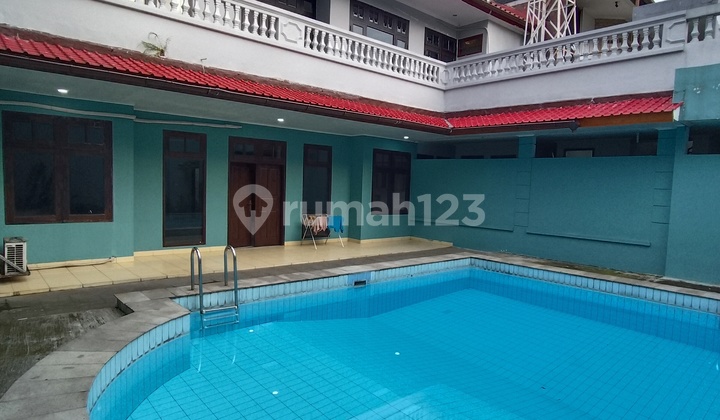 Disewakan Rumah dengan Parkiran Luas Cocok untuk Kantor 2