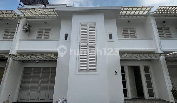 Disewakan Rumah Mewah 2 Lantai di Dalam Cluster Disewakan Rumah Mewah 2 Lantai di Dalam Cluster