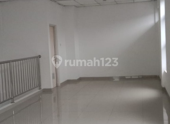 Close to Toll Access, Shop House, 3 Floors, Freehold Certificate, Near Shopping Center, Flood-Free. 2