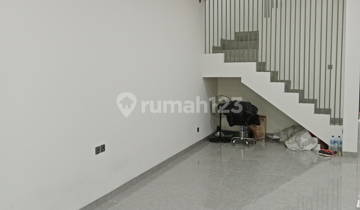 Jalan Kaki Hanya 5 Menit Ke Pondok Indah Mall 2 Di Area Pondok Indah, Jakarta Selatan.