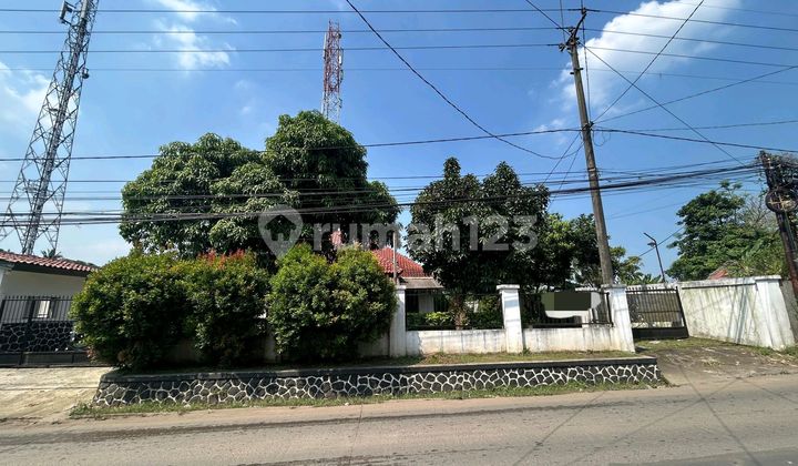 Villa House on the Side of Cise'eng Road