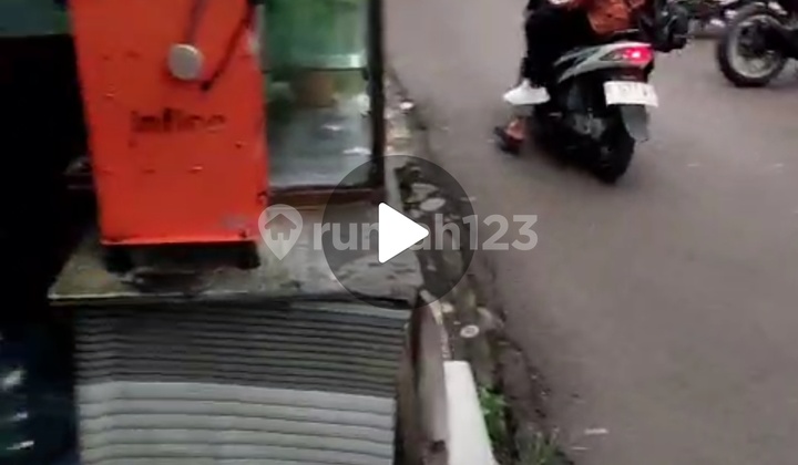 Strategic Roadside Kiosk with Antenna, Access for 2 Cars, Ready to Trade