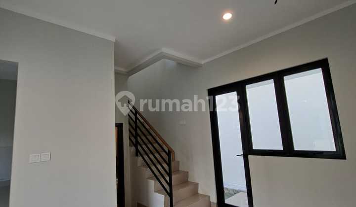 Dijual Rumah Siap Huni Dengan Letak Strategis Serta Lingkungan Yang Aman Dicluster Regia, 036 2