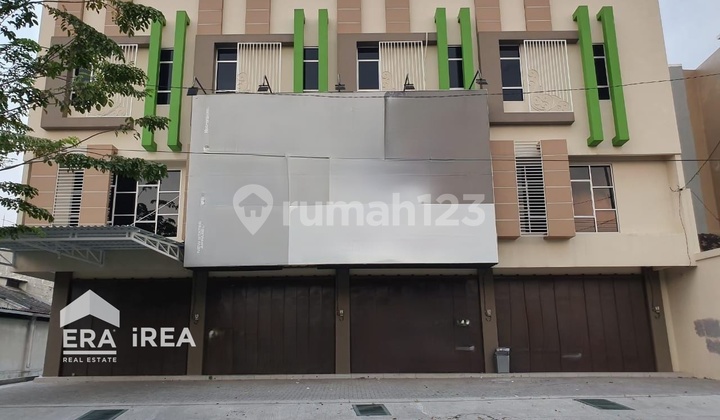 For Rent 3-Storey Shop House in Solo Near Luwes Kestalan