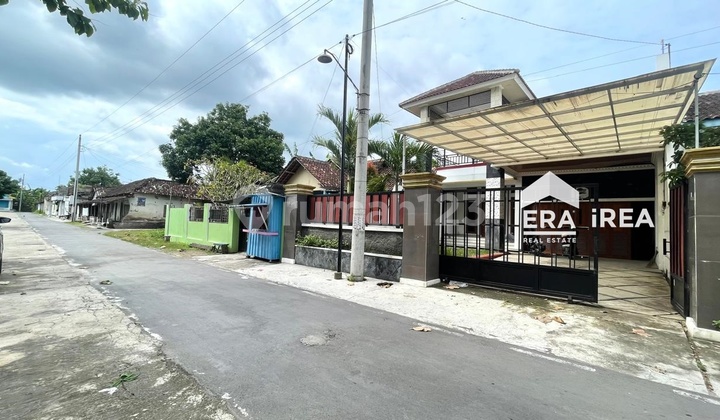 House with Swimming Pool 2 Floors Near Bowan Klaten Gas Station