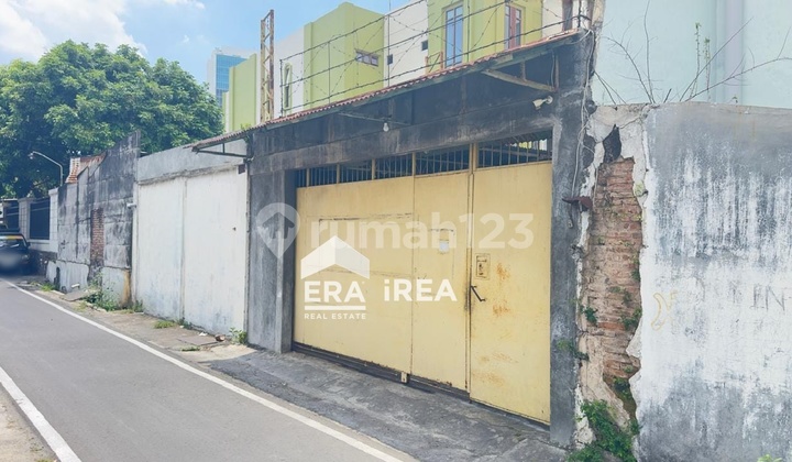 For Sale House with Bonus Business Space Near Balapan Solo Station 2