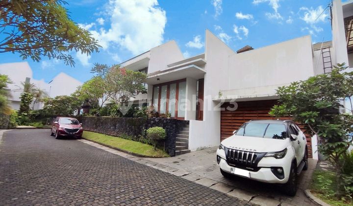 For Sale Exclusive Town House in Kemang, South Jakarta, House Requires Minimal Renovation, SHM in Kemang.