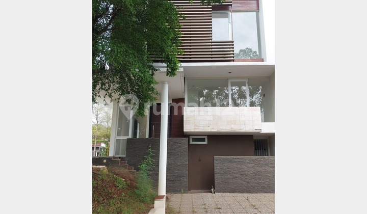 Rumah 2,5 Lantai Hoek di Citra 8 Jakarta Barat