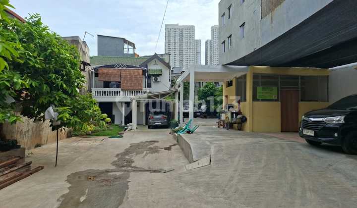 Rumah dengan Tanah Luas di Jembatan Besi, Jakarta Barat