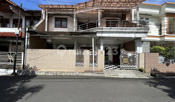 Ready-to-Live House in West Tebet with 2-Car Road Access, One Step to Ecopark Garden