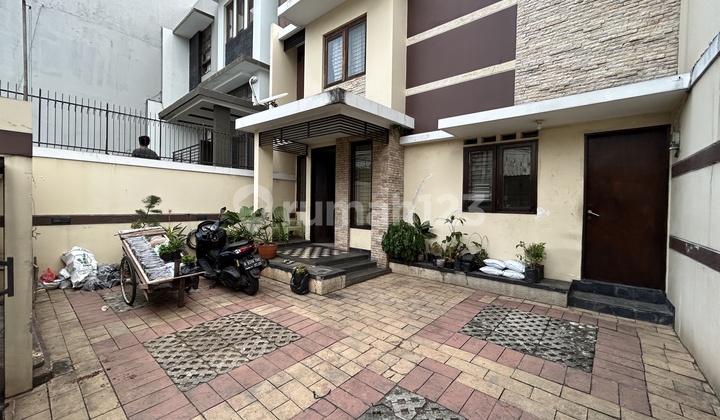 Minimalist Design House in Tebet Menteng Dalam with 2-Car Road Access