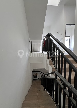 Rumah Gress Jln 3 Mbl Hdp Selatan, Granit 60X60 di Meruya. 20737 2