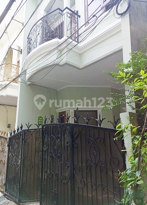 Rumah Bagus 3Lt, Lok. Strategis Nego Smp Deal di Tanjung Duren. 16256 Rumah Bagus 3Lt, Lok. Strategis Nego Smp Deal di Tanjung Duren. 16256
