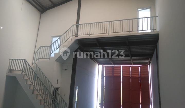 Ready-to-use warehouse, industrial permit, strategic location in Pasar Kemis. 0988