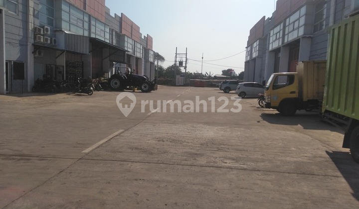 Ready-to-use warehouse, industrial permit, strategic location in Pasar Kemis. 0988