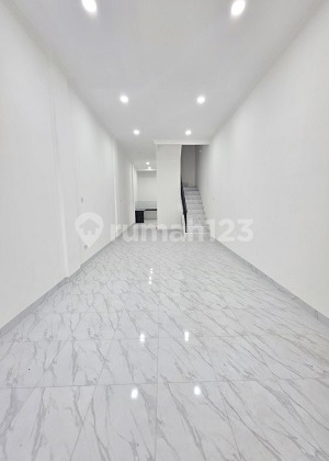 Rumah baru 3 lt dgn Roof top dkt kampus, mall di Tanjung Duren. 16213Bs 2