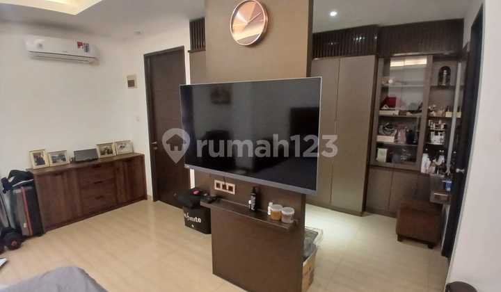 Jual Cepat, Rumah 3.5 Lantai Semi Furnished, Rapi, Siap Huni. 2