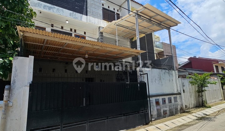 For Quick Sale 3-Story House Size 8X15. Double Car Garage. South Facing.