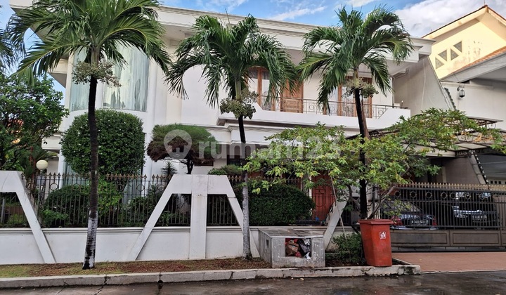 Cheap Sale!! Price Below NJOP Modern Classic 2-Story House in Sunter Bisma, Corner Position. Strategic Location. Flood-Free.