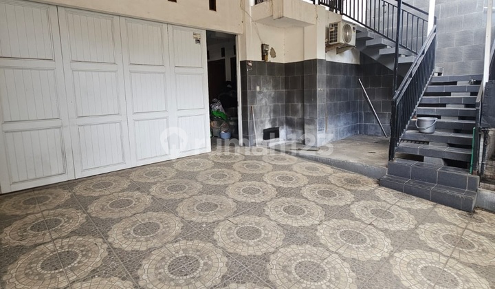 Dijual Cepat Rumah 3 Lantai Ukuran 8X15. Row Jalan 2 Mobil. Hadap Selatan 2