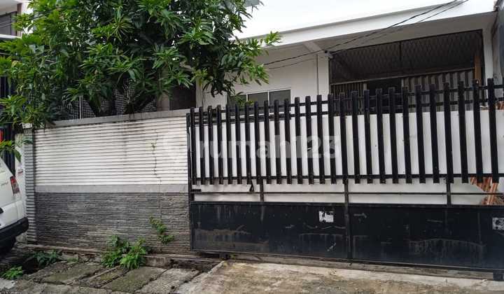 Jual/ Sewa Cepat Rumah Rapi Unfurnished 4 Lantai dan 1 Basement (Ruang Rahasia Seluas 50M2)