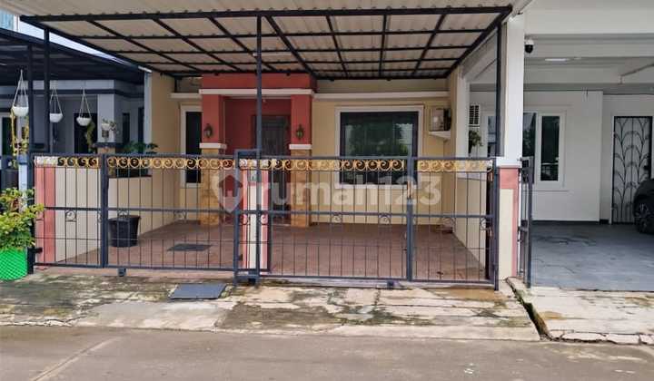 Jual Cepat Rumah Siap Huni 2 Lantai, Semi Furnished. Lokasi Strategis, Bebas Banjir. One Gate System.