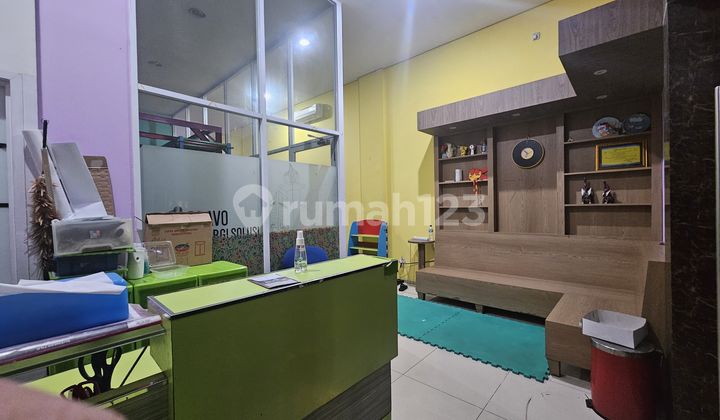 Investasi Bagus di Lokasi Strategis, Traffic Pengunjung Tinggi. Dijual Ruko 4 Lantai di Kirana Boutique Office. Dekat dengan Pusat Perkantoran, Restoran dan Mall Bella Terra.