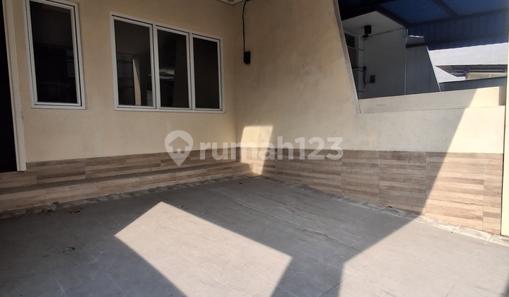 Jarang Ada!! Rumah Brand New 3 Lantai Kelapa Molek. Modern Minimalis. Bebas Banjir (Sudah Ditinggikan Dari Jalan).