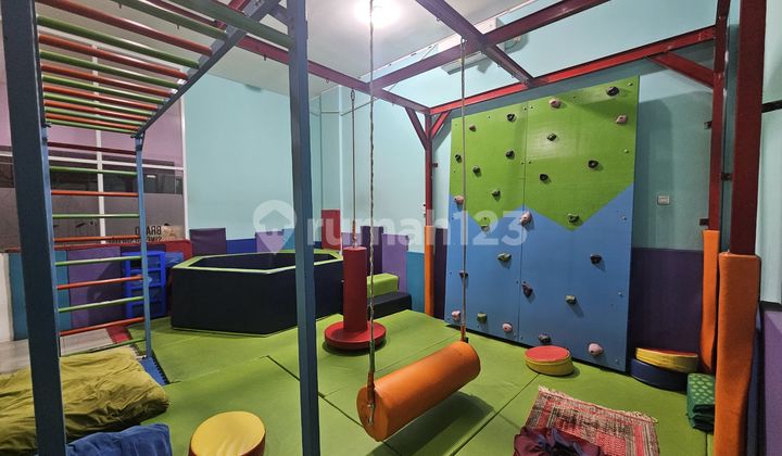 Investasi Bagus di Lokasi Strategis, Traffic Pengunjung Tinggi. Dijual Ruko 4 Lantai di Kirana Boutique Office. Dekat dengan Pusat Perkantoran, Restoran dan Mall Bella Terra.