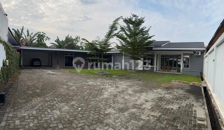 A House With A Large Yard Can Be Used For Office/Residential